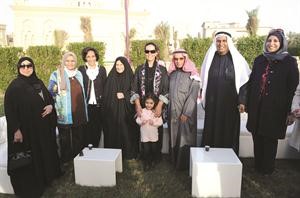 الشيخة امثال الاحمد تتوسط بعض حضور الافتتاح﻿