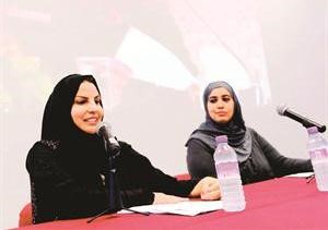 الشاعرة سعدية مفرحمتحدثة خلال الامسية﻿