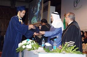 تكريم احد الخريجين
