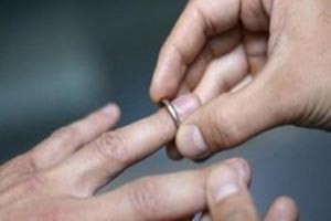 إماراتية تعرض الزواج على سعودي لحسن خلقه.. وتهديه لكزس احدث موديل