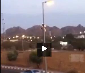 بالفيديو.. بسرعة جنونية خليجي يتسلق عمود انارة ويقوم بحركات استعراضية