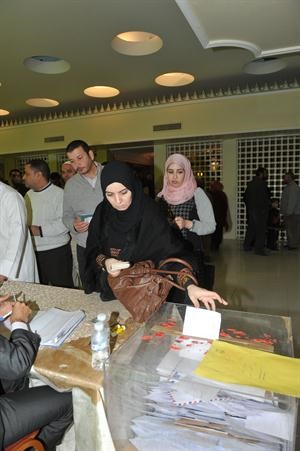 مصرية تدلي بصوتها في الاستفتاء على الدستور امسمتين غوزال﻿