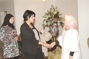 الشيخة هيا ال خليفة ترحب باحدى المشاركات في الحفل﻿