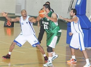 لاعب الشباب محمد القناعي يمين وقع ضحية ادوية التخسيس﻿