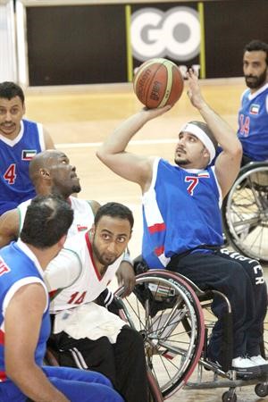 احد لاعبي المنتخب الوطني يصوب على سلة عمان﻿