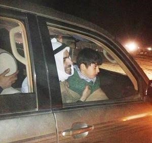 الظفيري فرحا بعودة ابنه سالما