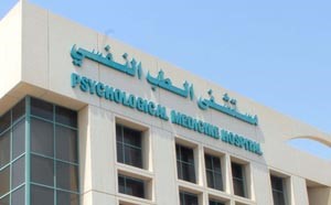 مريض نفسي يتهجم على رجال دوريات الجهراء