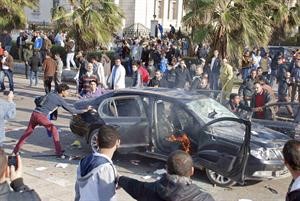 ﻿جانب من الاشتباكات بين مؤيدي ومعارضي الاستفتاء في الاسكندرية امس	رويترز﻿