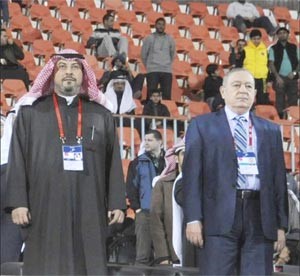 الشيخ دطلال الفهد ورئيس الوفد اللبناني محمود رافعة اثناء السلام الوطني