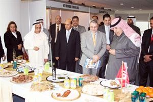 وكيل التجارة والسفير التونسي وبراك الصبيح في جولة بالمعرض﻿
