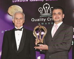 عدنان الشاهين يتسلم درع التكريم من رئيس اللجنة في لندن
