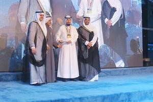 الشيخ محمد العبدالله واياد الخرافي خلال تكريم دبدر العنزي
