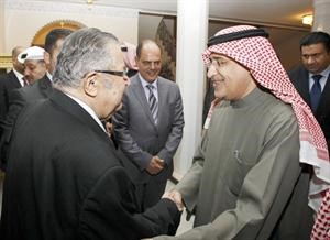 الرئيس العراقي جلال طالباني مرحبا بالزميل راشد الرويشد ويبدو مؤيد اللامي ﻿