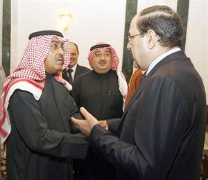 نوري المالكي مرحبا بالزميل عدنان الراشد ويبدو الزميل عماد بوخمسين﻿