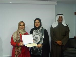 تكريم احدى المشاركات ويبددو الفريق مساعد الغوينم﻿