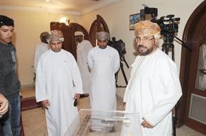 السفير الشيخ سالم المعشني امام الصندوق الشفاف﻿