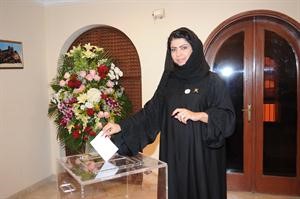 المراة العمانية مشاركة في التصويت 	اسامة ابوعطية﻿
