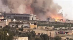 صورة ماخوذة عن فيديو بثه ناشطون لانفجارات مخازن ذخيرة قوات النظام في خان طومان في ريف حلب بعد هجوم الجيش الحر 