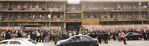 مصريون يصطفون في طابور طويل بانتظار الادلاء باصواتهم في احدى لجان القاهرة امس رويترز