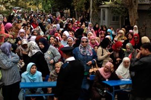 اقبال كثيف من المصريات على الادلاء باصواتهن امام احدى لجان القاهرة اپ