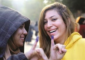 مصريتان بعد الادلاء بصوتيهما في احدى لجان القاهرة اپ