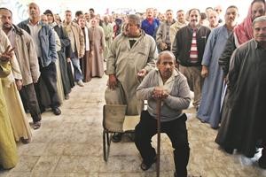 حشد رجالي كثيف امام احدى لجان القاهرة اپ
