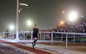 بالفيديو.. ارادة النصر.. عداء معوق مبتور الساقين يسبق حصان عربي أصيل في قطر