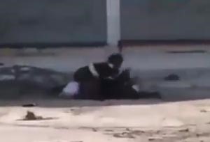 وسط الرصاص والقذائف.. فيديو مؤثر لشجاعة شاب سوري غامر بحياته لإنقاذ سيدة مصابة