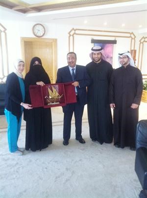 دخالد السهلاوي يتسلم درعا تكريمية من وفد جمعية العلوم الطبية المساعدة﻿