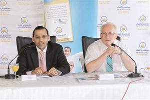 ديوسف الظفيري واكسيل ويرباخ خلال المؤتمر الصحافي﻿