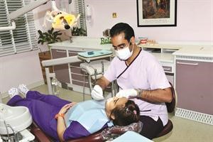 فحص احدى المريضات﻿