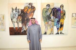  وفنان امام لوحاته﻿
