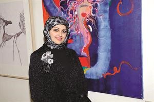 مشاركة امام لوحاتها﻿