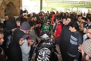 اهالي طرابلس خلال تسلمهم جثامين 4 من قتلى تلكلخ محمود الطويل