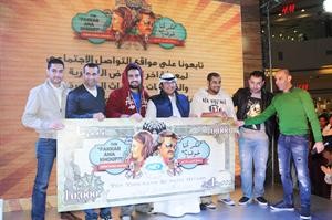 لقطة جماعية للمشاركين الفائزين بالجائزة الاولى	انور الكندري﻿