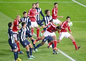 راسية عماد متعب مهاجم الاهلي ارتطمت بقائم مونتيري 		افپ﻿