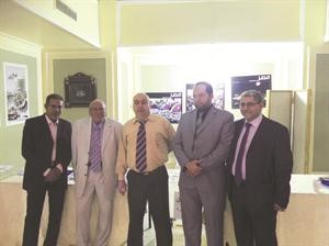 مراقبو عملية الاستفتاء في لقطة تذكارية﻿