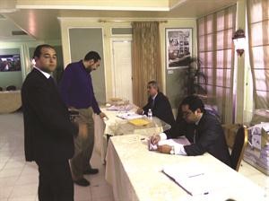مصريون يدلون باصواتهم﻿