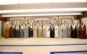 صاحب السمو الامير الشيخ صباح الاحمد وسمو ولي العهد الشيخ نواف الاحمد يتوسطان اعضاء المجلس والحكومة في لقطة تذكارية عقب الجلسة الافتتاحية