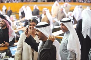 علي الراشد يرفع مطرقة اهدتها له صفاء الهاشممتين غوزال