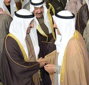 صاحب السمو الشيخ صباح الاحمد مصافحا رئيس مجلس الامة السابق جاسم الخرافي