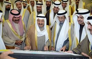 سمو الامير يطلع على هدية مقدمة من الامانة العامة