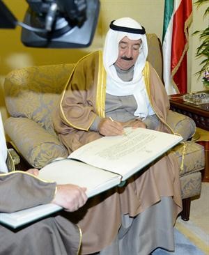سمو الامير يوقع على مرسوم دعوة المجلس للانعقاد