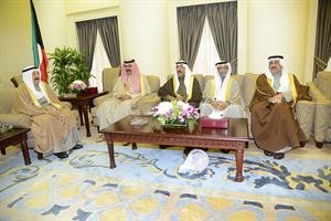 صاحب السمو وسمو ولي العهد والشيخ جابر العبدالله والشيخ احمد الحمود يتوسطهم دصلاح العتيقي