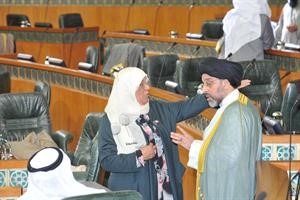 نقاش بين سيد حسين القلاف ودمعصومة المبارك