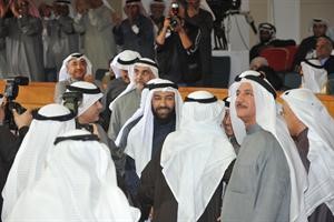 دعلي العمير محاطا بالنواب بعد ظهور نتائج انتخابات الرئاسة