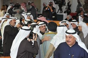 علي الراشد محاط بالنواب بعد ظهور نتائج انتخابات الرئاسة