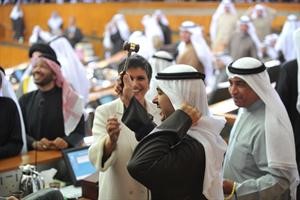 علي الراشد يرفع هدية صفاء الهاشم بمناسبة فوزه بانتخابات الرئاسة وهي عبارة عن مطرقة مرصعة 