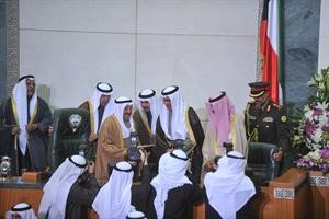 سمو الامير يتسلم من سمو رئيس الوزراء الخطاب الاميري