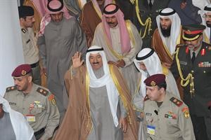 سمو الامير مودعا الحضور اثناء خروجه من المجلس